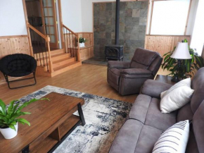 Coastal Charm: SW Oregon home on 2+ quiet acres